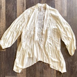 White flows Lacey kimono